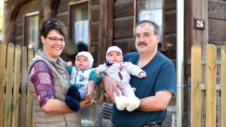 Antje und Gert Staritz mit ihren Zwillings-Babys Paul und Paula.