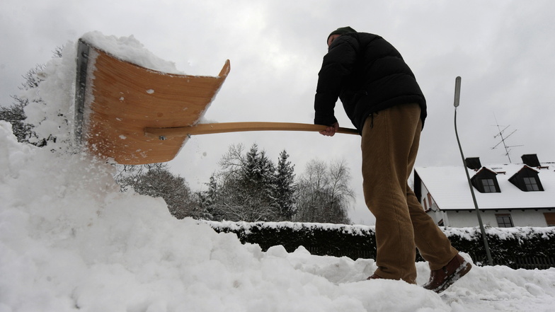 Damit die Bautzener für Schnee und Eis gerüstet sind, verlost die städtische Gesellschaft BBB derzeit 30 Schneeschippen.