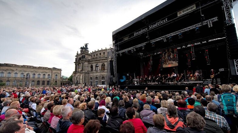 Standesgemäße Eröffnung des Dresdner Stadtfests gestern Abend: Vor der Kulisse der Semperoper spielte die Dresdner Band Electra gemeinsam mit der Elbland Philharmonie zum wohl letzten Mal ihre Rock-Suite „Die Sixtinische Madonna“ – die Band will 2015 aufhören.