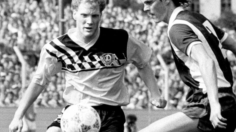 Dresdens Matthias Sammer (l.) im Zweikampf mit dem Bischofswerdaer Jörg Bär. Dynamo gewann am 19. August .1989 das Auswärtsspiel gegen Fortschritt Bischofswerda mit 1:0.