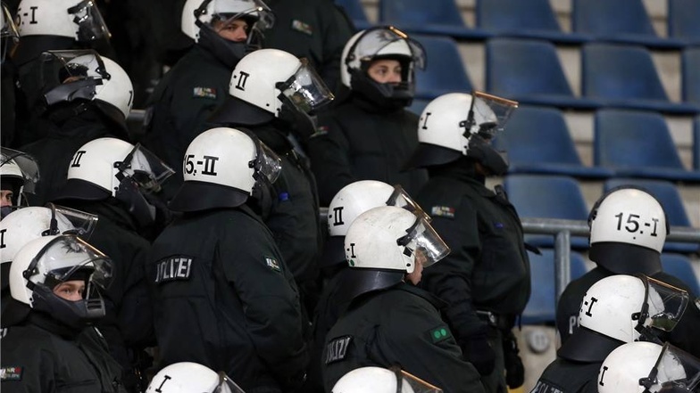 Polizisten stehen während des Spiels auf der Tribüne. Vor dem Spiel hatte es massive Ausschreitungen Dresdener Fans in der Stadt gegeben.