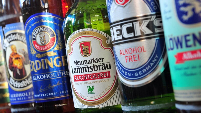 Flaschen mit alkoholfreiem Bier von verschiedenen Herstellern stehen in einem Getränkemarkt. Einen der größten sächsischen Händler der Branche gehört nun zum Oetker-Konzern.