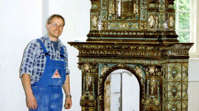Frank Altmann 1998 an einem Kachelofen im Schloss Hoyerswerda: Je kompliziert-verschnörkelter eine Anlage, desto besser.