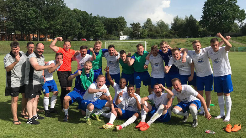 So bejubelten die Neustädter Fußballer nach Abschluss der Spielsaison 2018/2019 die Meisterschaft in der Sachsenklasse und den Aufstieg in die Sachsenliga, die sie auf Anhieb auf dem 8. Tabellenplatz beendeten.