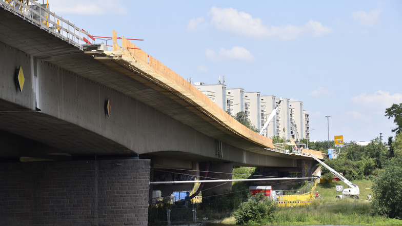 Von unten ist sichtbar, wie der neue, breitere Fußweg der Carolabrücke auf der Neustädter Brückenhälfte gebaut wird.