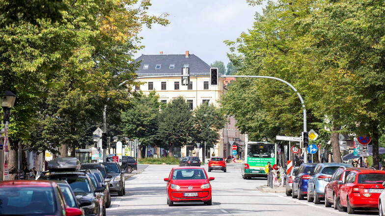 Die neue Ampelanlage auf der Breiten Straße in Pirna ist bereits montiert.