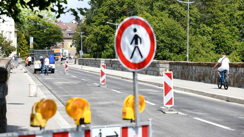 Die Brücke der Jugend am Donnerstag: Letzte Arbeiten, bevor der Verkehr wieder rollen kann.