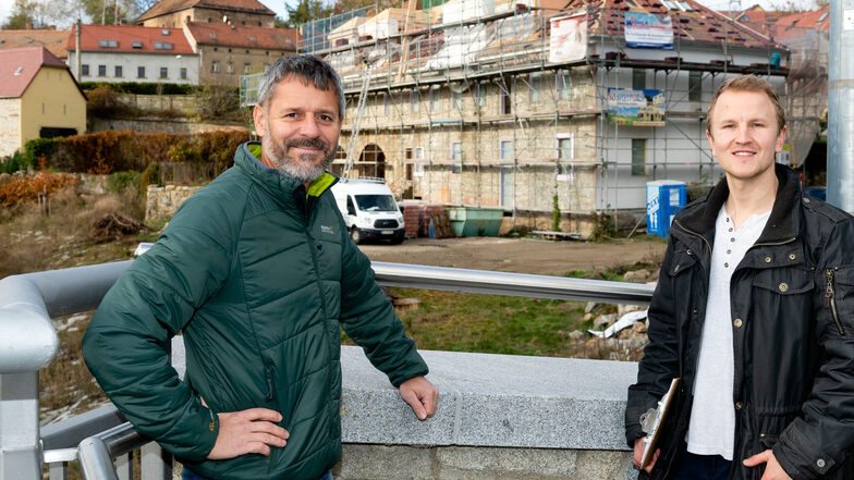 Das kann sich schon sehen lassen: Silvio Bjarsch (l.) und Paul Koppelt freuen sich über den Fortgang der Bauarbeiten an der ehemaligen Kapplermühle. Sie betreuen die Sanierung des denkmalgeschützten Gebäudes im Bautzener Spreetal.