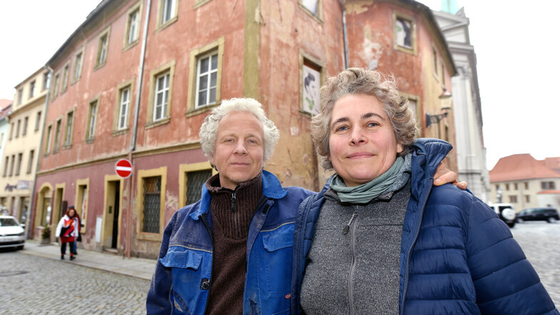 Architektin Delphine Peroche und ihr Partner Robert Hennig vor ihrem Haus in der Zittauer Johannisstraße. Sie wollen das letzte unsanierte Gebäude in dieser Straße auf Vordermann bringen.