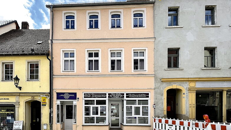 Dieses Wohn- und Geschäftshaus in Bischofswerda kommt am 6. Juni in Dresden unter den Hammer.