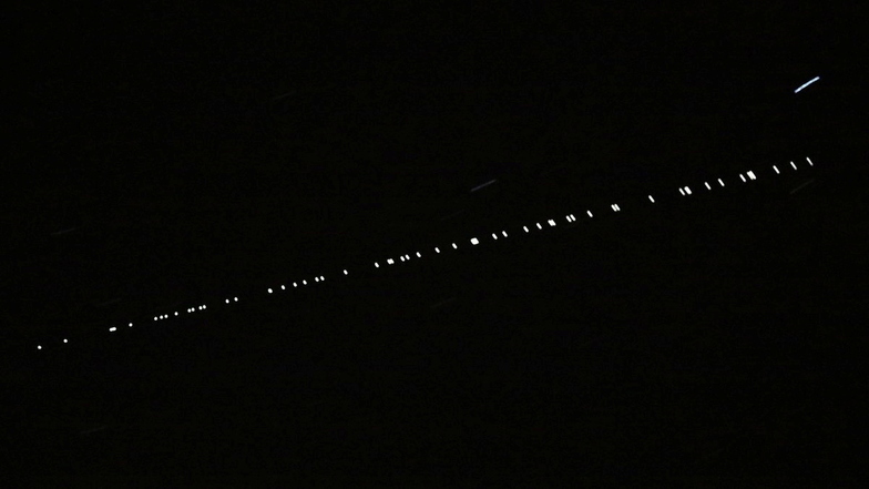So sah die Lichterkette am Dienstagabend am Himmel über Dresden aus. Das Bild stammt von einer früheren Sichtung.