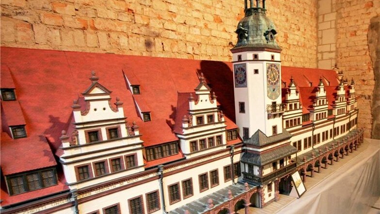 Modellbau  Das Alte Leipziger Rathaus steht in Königsbrück - zumindest in Miniatur. Die Mitarbeiter des Architekturmodellbaus haben markante Bauwerke entlang der Via Regia im Maßstab 1:25 nachgebaut. Geöffnet Dienstag bis Freitag, 10 bis 16 Uhr.
