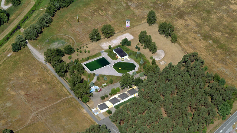Ein Foto aus dem Jahr 2006, nachdem die Stadt Hoyerswerda Millionen ins Waldbad investiert hatte. Zu sehen sind das Schwimm-Becken (li. oben), das Plansch-Becken (re.), der Wasserspielplatz (li. unten) und das Technik-Gebäude (re. oben).