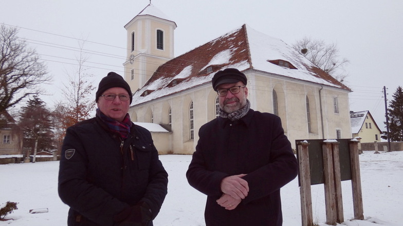 Friedrich Hesse, Vorsitzender des Fördervereins Baruther Kirche (l.), und Pfarrer Michael Ramsch freuen sich, dass bald auch das Schiff des Gotteshauses in neuem Glanz erstrahlen wird.