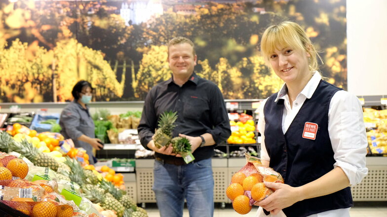 Legen großen Wert auf Frische und regionale Vielfalt: Rewe-Marktbetreiber Björn Keyser und die Meißner Marktleiterin Susann Sucker haben mit ihrem Team den Markt in den Arkaden modernisiert.