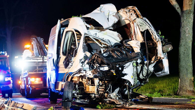 Ein Transporter prallte am späten Dienstagabend bei Kamenz mit extremer Wucht gegen einen Baum. Der Fahrer starb am Unfallort. Der Wagen wurde völlig zerstört.