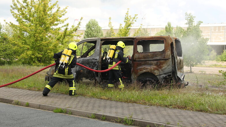 Das Auto ist nicht mehr zu retten: Für die Großübung der Zeithainer Feuerwehr stellte das Autohaus Wagner mehrere Unfallfahrzeuge zur Verfügung.