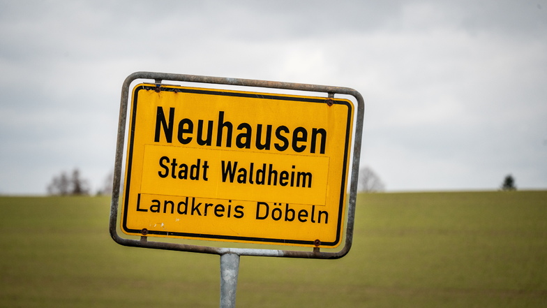 Am Abzweig Kaiserburg in Richtung Neuhausen steht das Ortseingangsschild, das darauf verweist, dass der Waldheimer Ortsteil im Kreis Döbeln liegt.