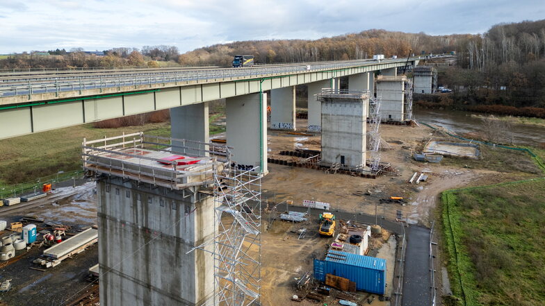 Über dem ersten Brückenpfeiler (links) soll der Vorbauschnabel innerhalb eines Tages hängen.