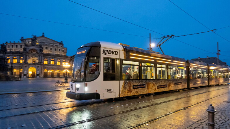 Wann eine weihnachtlich beleuchtete Straßenbahn durch Dresden fährt