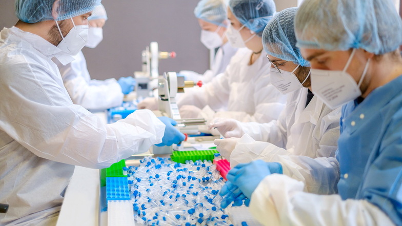 Viel Handarbeit, etwa beim Anbringen der Aufkleber: Die Biotype GmbH in Dresden hat sich für einige Monate auf die Produktion von Covid-PCR-Tests umgestellt.