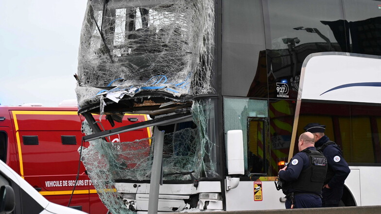Bei einem Busunfall in Nordfrankreich sind 26 Menschen verletzt worden.