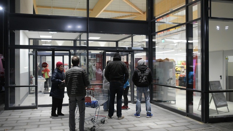 Die ersten Kunden warten auf die Eröffnung. ©Dietmar Thomas