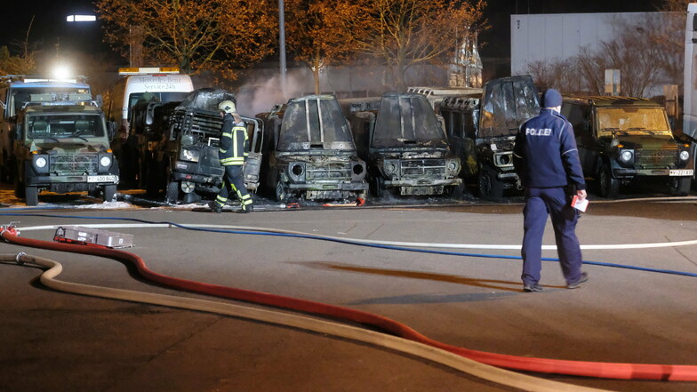 Die abgebrannten Geländewagen der Bundeswehr auf dem Gelände eines Autohandels in Leipzig. Die Polizei geht von Brandstiftung aus.
