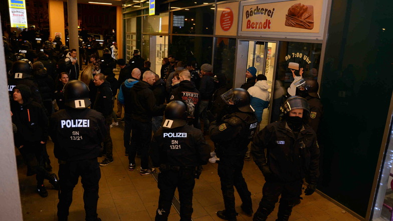 Im Zuge der Corona-Proteste in Bautzen hat die Polizei am Montagabend einige Identitäten festgestellt; wie hier im Bereich des Kornmarkthauses.