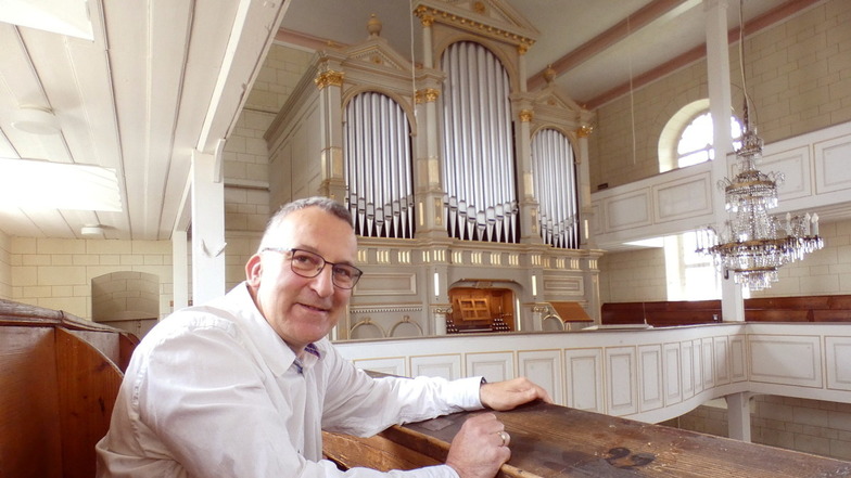 Pfarrer Thomas Haenchen freut sich, dass die Orgel in der Hochkircher Kirche jetzt wieder so klingt, wie von den Erbauern vorgesehen.