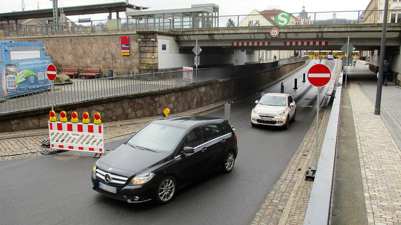 Auf der Bahnhofstraße ist die Sperrung der westlichen Fahrspur bereits eingerichtet. Autos können unter der Bahnbrücke nur aus Richtung Meißner Straße beziehungsweise von Nord nach Süd rollen.