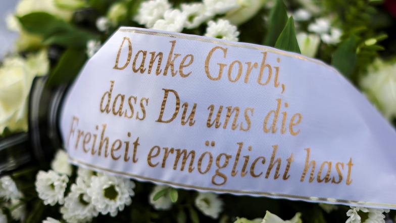 Eine Trauerschleife ist am Mittwoch am Denkmal für Michail Gorbatschow in Dessau-Roßlau zu sehen.