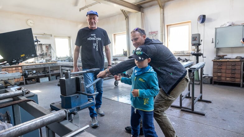 Beim Orientierungslauf gab es verschiedene Stationen, eine war beim Metallbauer Frank Leuteritz (links). Hier konnte man Metalle biegen. im Bild Daniel Eisold und sein Sohn Emil.