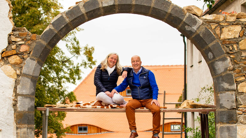 Für jeden Spaß zu haben: Corinna und Jörg Bräunig sind aufs Baugerüst für den Torbogen geklettert, der nun wieder den Eingang zu ihrer Scheune Markt 17 bildet.