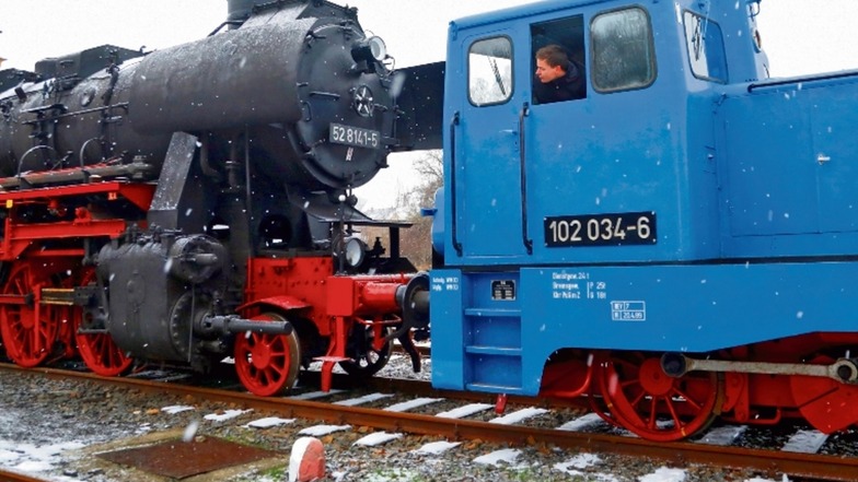 Im Dezember schleppte eine Rangierlok ein Dampfross der Ostsächsischen Eisenbahnfreunde von Löbau nach Meiningen zur Verjüngungskur. Sachsens Ministerpräsident Michael Kretschmer (CDU) fuhr die ersten Meter mit.