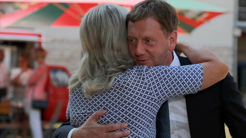 Ministerpräsident Michael Kretschmer umarmt Landtagsvizepräsidentin Andrea Dombois.