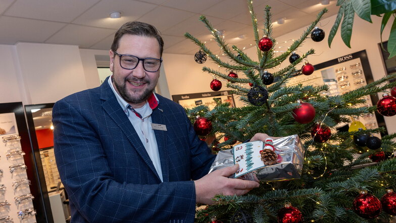Mathias Lange von Pro Optik in Neustadt hat wieder einen Weihnachtsbaum mit den Wunschzetteln von Heimkindern aufgestellt.