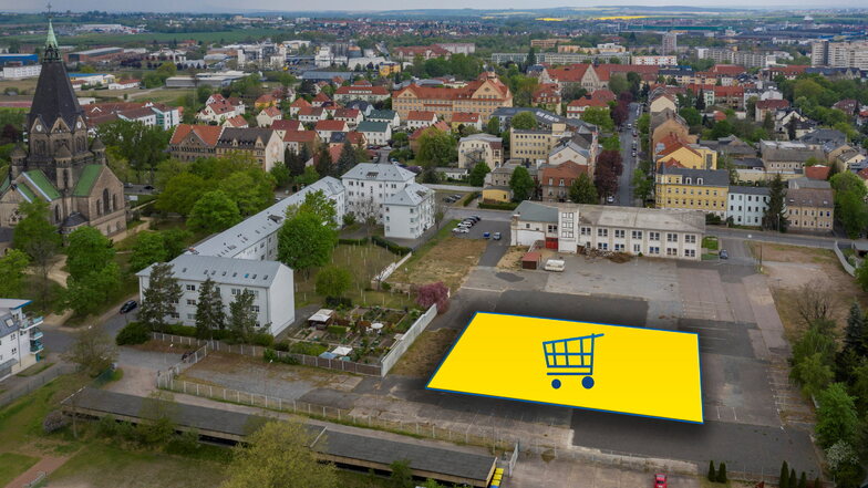 Blick auf die Widmann-Brache. Die gelbe Fläche zeigt die ungefähren Umrisse des geplanten Marktes. Die Zufahrt zur Pausitzer Straße befände sich dann rechter Hand.