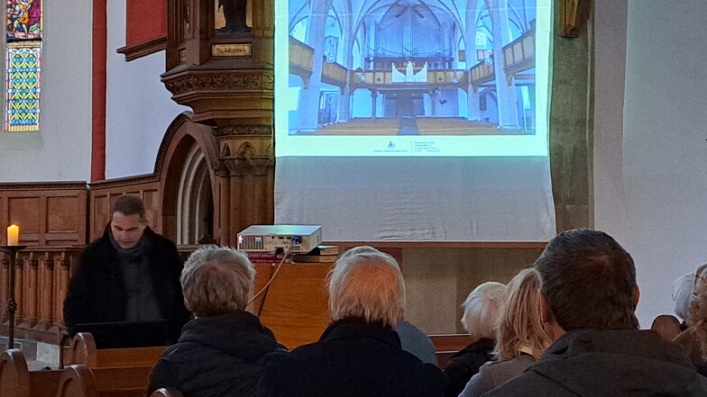Deutlich sichtbar soll die Porzellanorgel in der Meißner Frauenkirche erscheinen, wie Ralf Jehmlich während seines Vortrages demonstrierte.