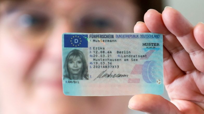 So sieht der neue EU-Führerschein aus. Ute Augustin, Sachgebietsleiterin der Fahrerlaubnisbehörde im Landratsamt, hat schon viele Umtauschanträge bearbeitet.