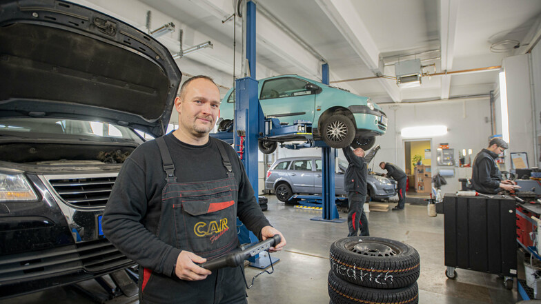 Swen Strejcek hat sein Unternehmen Car Fashion in Kamenz vor 20 Jahren als Ein-Mann-Firma gegründet. Seit sieben Jahren arbeitet er an der Saarstraße mit einem vierköpfigen, sehr jungen Team.