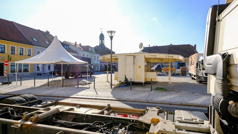 Am Freitag früh wurde auf dem Radeburger Markt mit dem Aufbau des Geländes für die Open-Air-Veranstaltung begonnen.