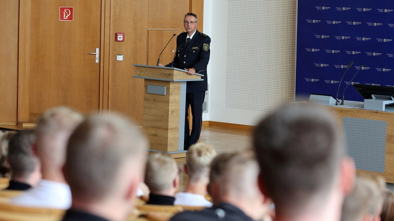 Prorektor Hanjo Protze begrüßte am Donnerstag den neuen Studentenjahrgang an der Polizeihochschule in Bautzen.