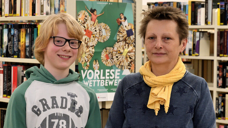 Ein strahlender Gewinner: Friedjof Bolsius mit Bibliotheksleiterin Heike Thomas.