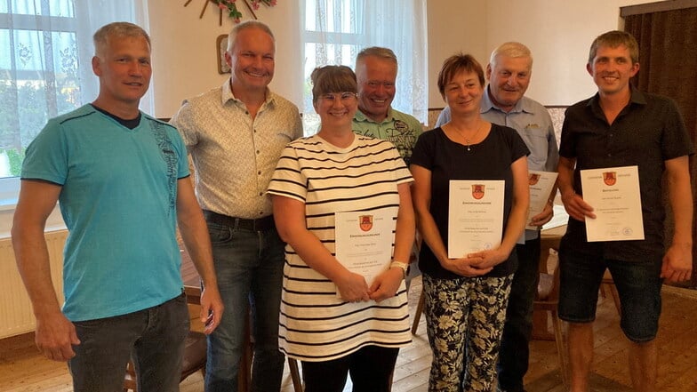 Dirk Schilling übergab Ralf Vogt, Franziska Dinor, Immo Barkawitz, Antje Böhme, Hans-Jürgen Ritschel und seinem zweiten Stellvertreter André Wachs die Berufungsurkunden.