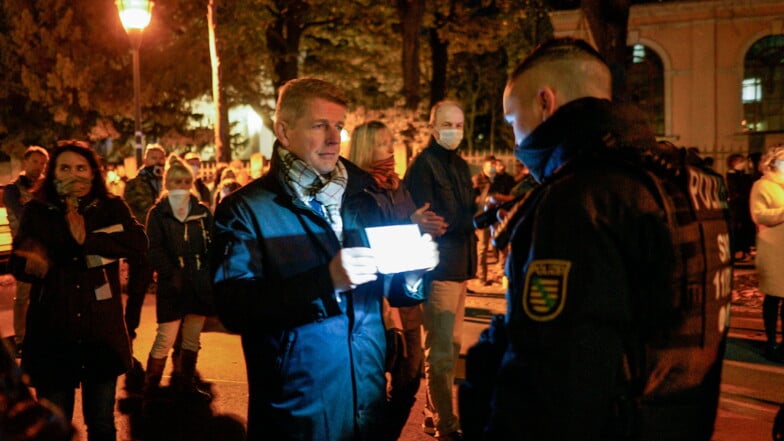 Bei einer Corona-Demonstration in Bautzen Anfang November trug der AfD-Bundestagsabgeordnete Karsten Hilse keine Maske, zeigte stattdessen ein Attest - das wurde akzeptiert. Anders zwei Wochen später in Berlin.