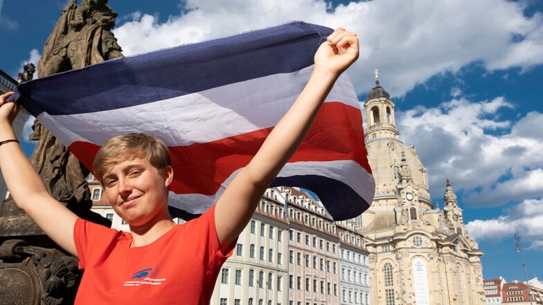 In wenigen Tagen wird Ronja Kempe von Dresden nach Costa Rica ziehen. Beim Treffen mit anderen Freiwilligen hat sie die Nationalflagge schon dabei.