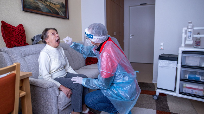 Ein Pfleger testet eine Heimbewohnerin.