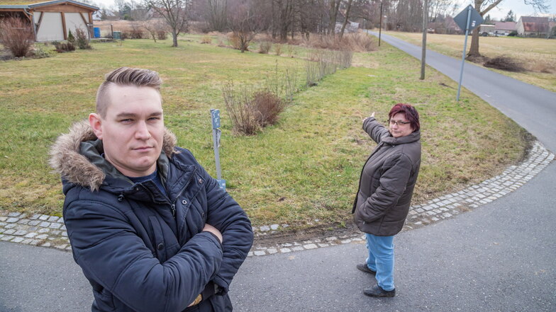 Felix Bäsler (links) ist sauer auf den vom Bund verkündeten plötzlichen Förderstopp. Im November hat er von Undine Jensch in Diehsa ein Grundstück gekauft, um dort ein Haus zu bauen. Trotz aller Schwierigkeiten will er das weiterhin tun.