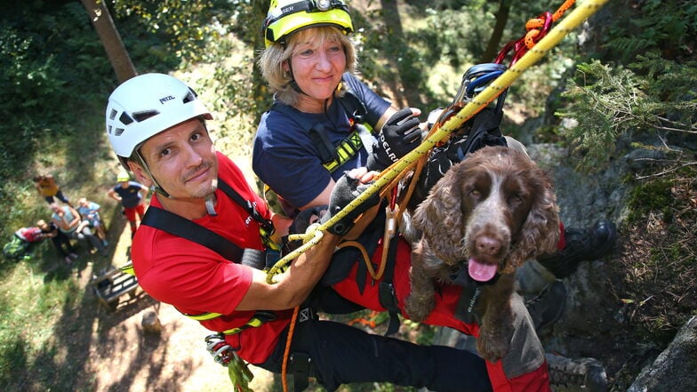 Team aus Mensch und Tier: Bergretter Ralf Hubert sichert Hundeführerin Berit Batsch und ihre Cocker Spaniel-Dame Fanny im Rosengarten, einem Felsgebiet in der Nähe der Schweizermühle bei Rosenthal-Bielatal.